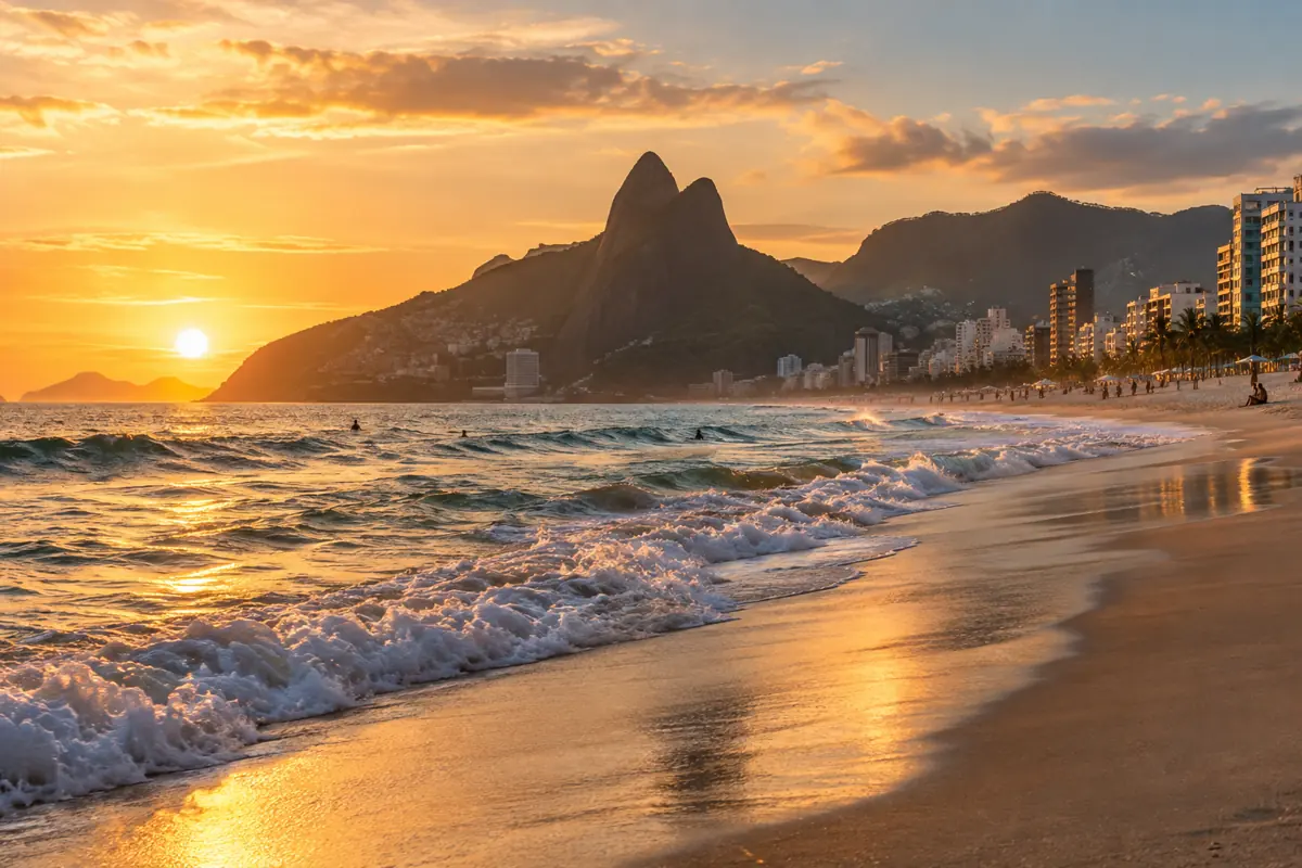 Praia de Ipanema com o Morro Dois Irmãos ao pôr do sol
