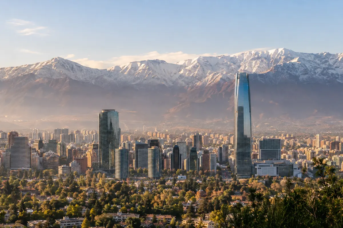 Santiago com a Cordilheira dos Andes ao fundo